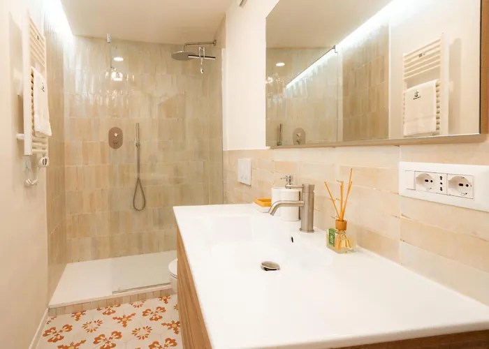 Casa - Stylish Two Bedroom In The Heart Of Trastevere Apartment *